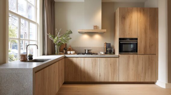 Eiken keuken in hoekopstelling met betonnen werkblad en ingebouwde oven